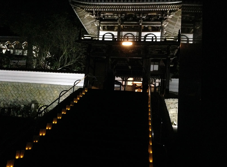 銅叡山光明寺　除夜の鐘突きライトアップ