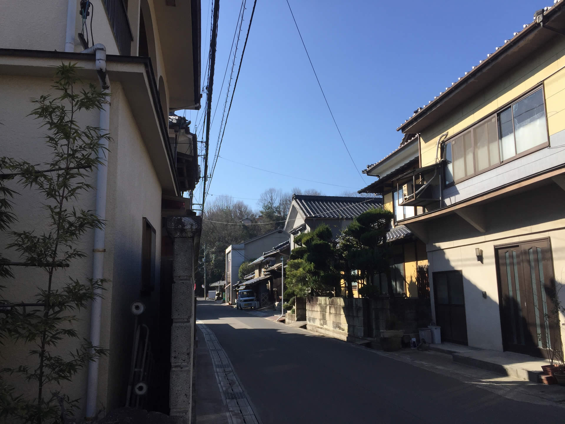 吉備津神社鳥居前より益信堂